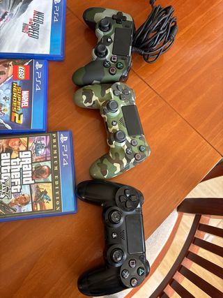 PS4 con 3 mandos y 6 juegos Precio negociable