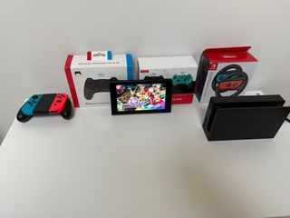 Nintendo Switch 1 con 3 controller e 2 volanti