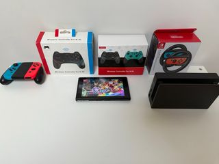 Nintendo Switch 1 con 3 controller e 2 volanti