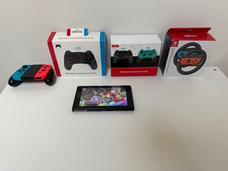 Nintendo Switch 1 con 3 controller e 2 volanti