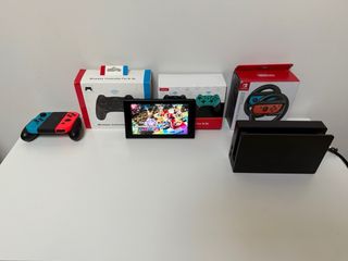 Nintendo Switch 1 con 3 controller e 2 volanti