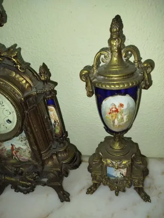 Reloj de sobremesa de bronce y porcelana