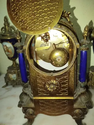 Reloj de sobremesa de bronce y porcelana