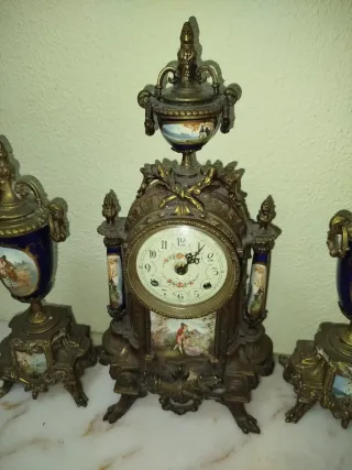 Reloj de sobremesa de bronce y porcelana