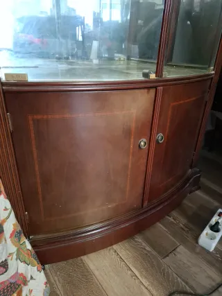 Vitrina de madera y cristal