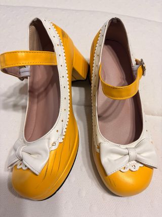 Zapatos Mary Jane Vintage Blancos y Amarillos