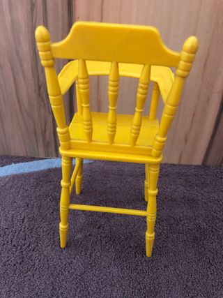 Trona amarilla de plástico