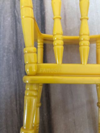 Trona amarilla de plástico