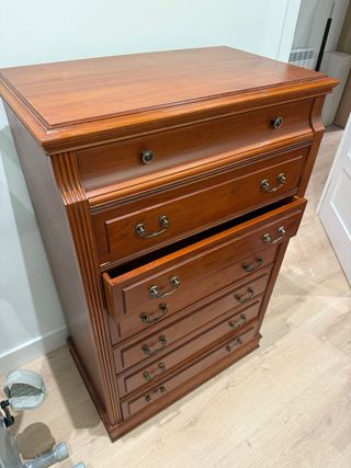 Cómoda de madera marrón