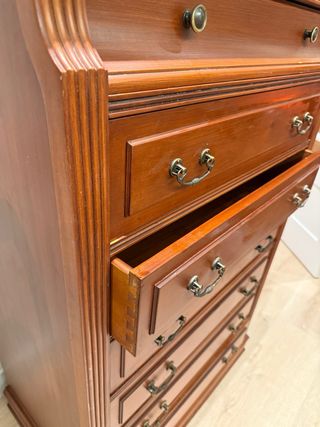 Cómoda de madera marrón