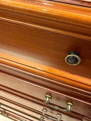 Cómoda de madera marrón