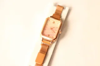Reloj mujer imán oro rosa.