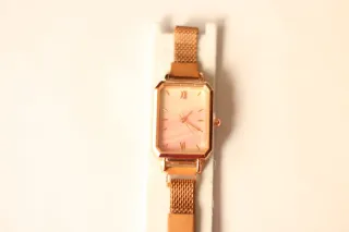 Reloj mujer imán oro rosa.
