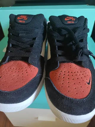 Zapatillas Nike Negras y Rojas en tallas 40 & 41