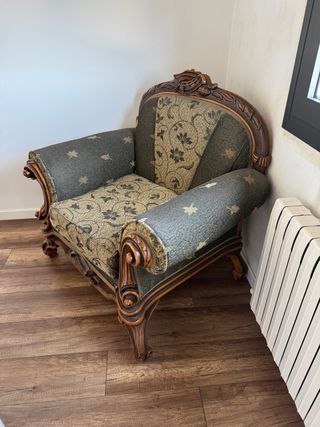 Sofá antiguo de madera y tela
