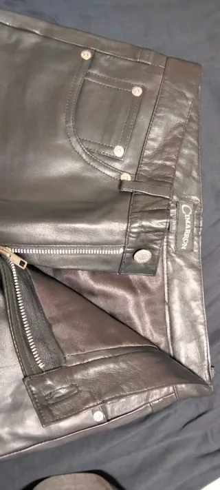 Pantalón de piel negro