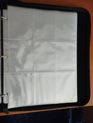 Álbum y cartas Pokémon doradas