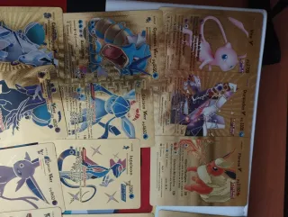 Álbum y cartas Pokémon doradas