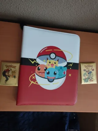 Álbum y cartas Pokémon doradas