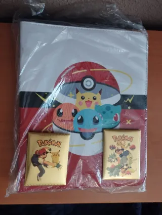 Álbum y cartas Pokémon doradas