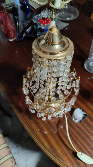 Lámpara de mesa de cristal y metal dorada