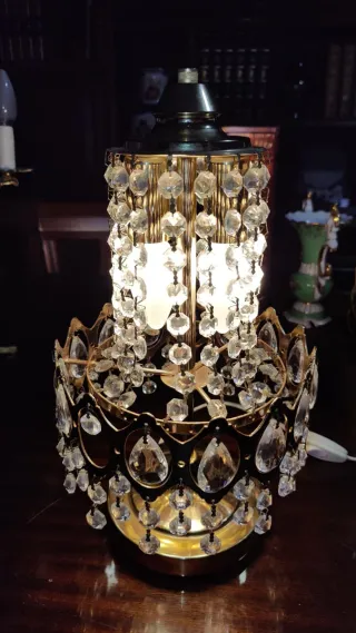 Lámpara de mesa de cristal y metal dorada