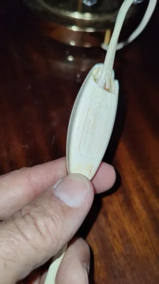 Lámpara de mesa de cristal y metal dorada