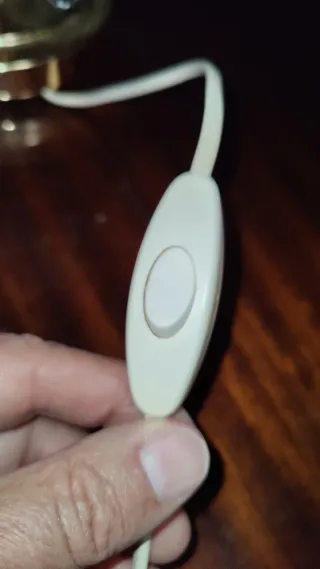 Lámpara de mesa de cristal y metal dorada