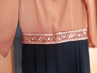 Mono mujer marrón y negro