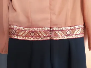 Mono mujer marrón y negro