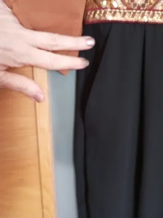 Mono mujer marrón y negro