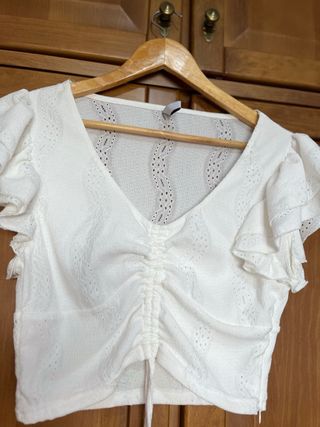 Blusa blanca con volantes y fruncido
