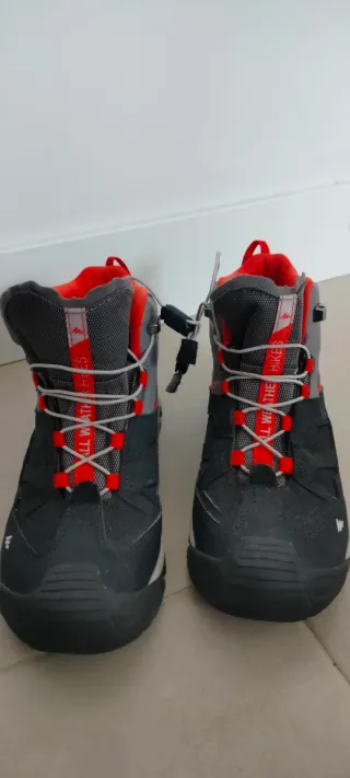 Botas de montaña impermeables grises y rojas