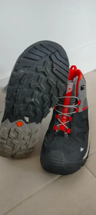 Botas de montaña impermeables grises y rojas