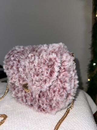 Crochet bag effetto pelliccia rosa e oro