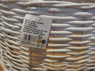 Pie de árbol de mimbre blanco