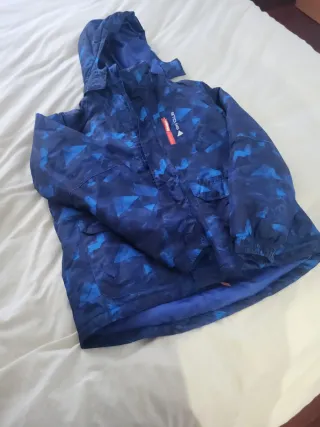 Traje de esquí azul con estampado