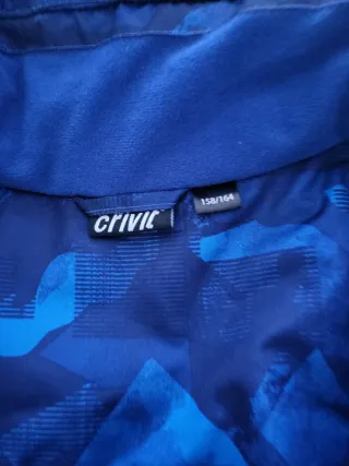 Traje de esquí azul con estampado