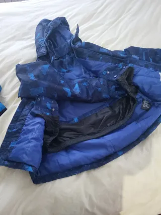 Traje de esquí azul con estampado