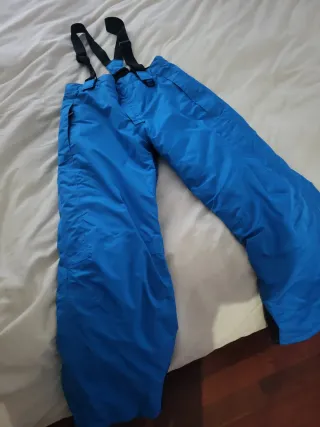 Traje de esquí azul con estampado