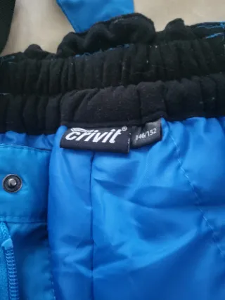 Traje de esquí azul con estampado