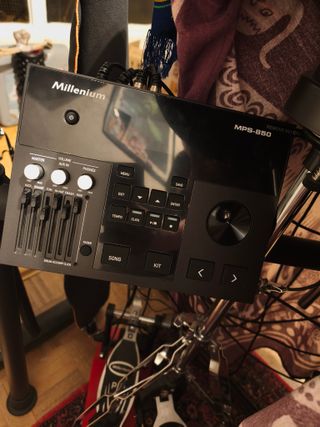 Batería Millenium MPS-850 + Regalos