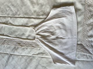 Top blanco de canalé con detalles de encaje