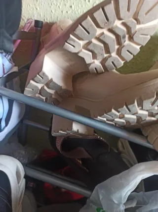 Botines beige estilo Chelsea