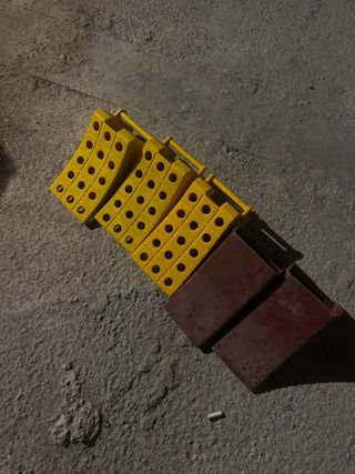 Calzos para camiones 3 de plastico y dos de metal