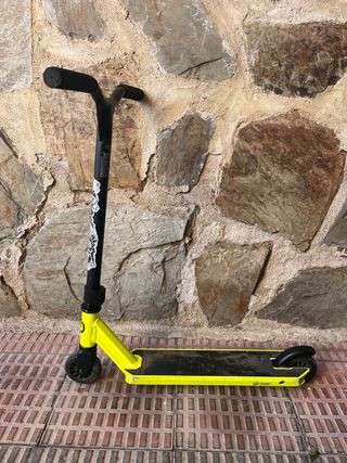 Patinete Oxelo verde y negro. 75 cm de alto.