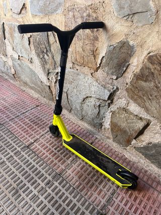 Patinete Oxelo verde y negro. 75 cm de alto.