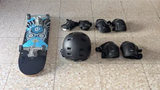 Monopatín con protecciones y casco