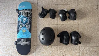 Monopatín con protecciones y casco