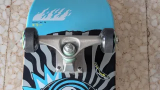 Monopatín con protecciones y casco